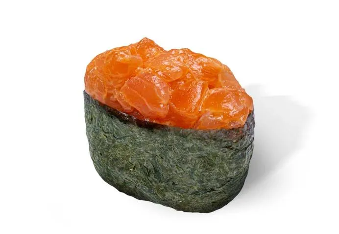 Гункан с лососем